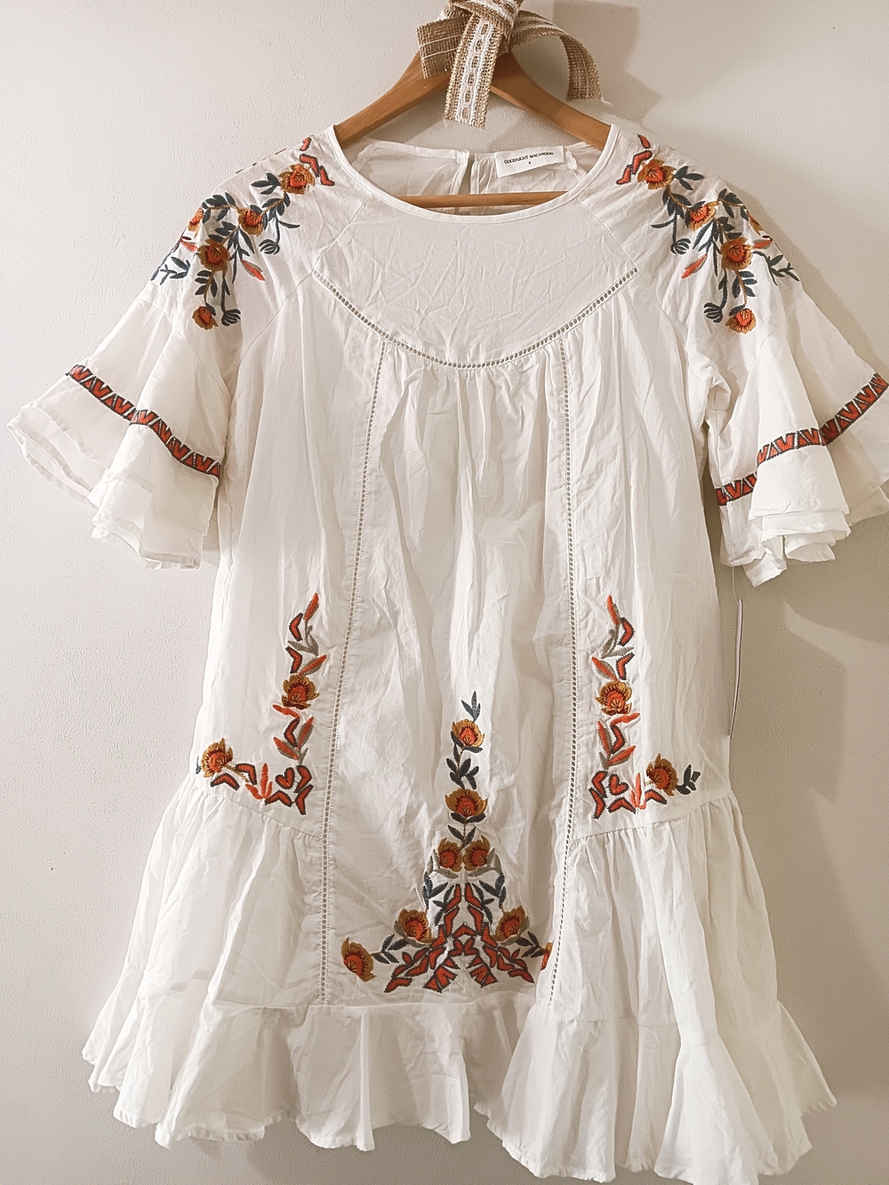 GOODNIGHT MACAROON PAVLO WHITE FLORAL EMBROIDERED RUFFLED MINI DRESS SMALL
